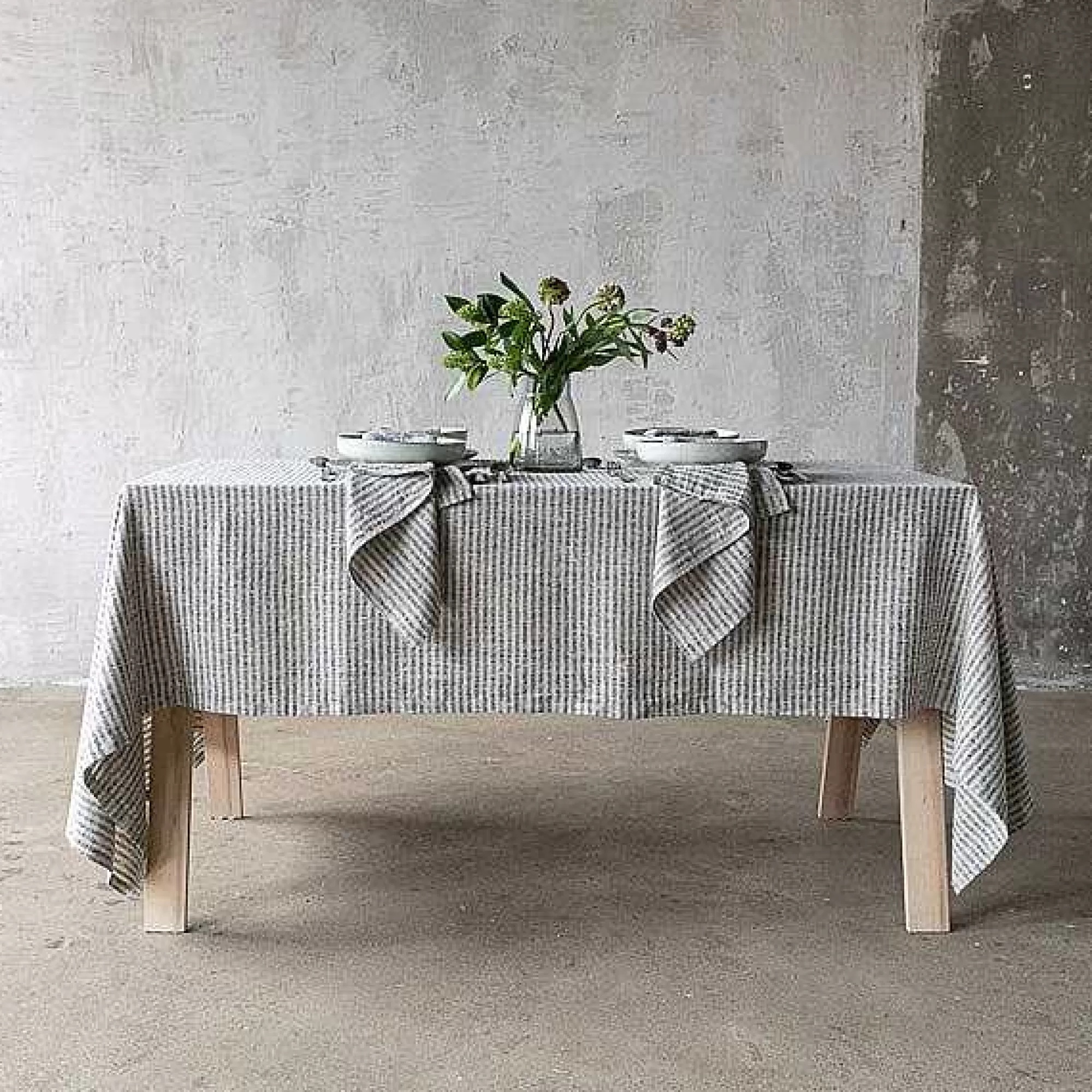 Be Home Table Linens<Brittany Tablecloth, Black and Natural